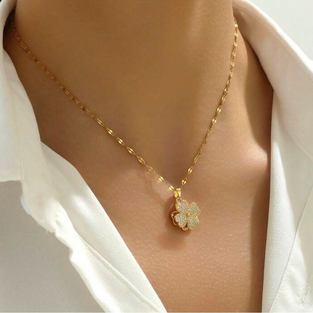 Elegant Gold Flower Pendant Necklace - Picture 3 of 6